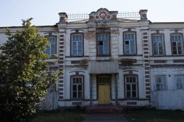 Pyriatyn, Ukrayna - 13 Eylül 2020: Pyriatyn 'deki eski bina