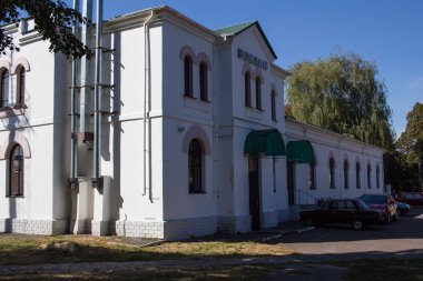 Pyriatyn, Ukrayna - 13 Eylül 2020: Pyriatyn 'deki eski bina