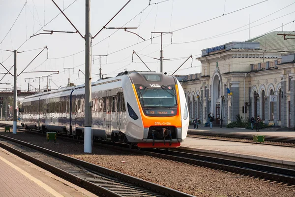 Smila, Ukrayna - 27 Eylül 2020: Yolcu dizeli çoklu birim DPKR-3, 1520 mm çapında ve saatte 140 km hıza ulaşan yolcu taşımacılığı için tasarlanmıştır.. 
