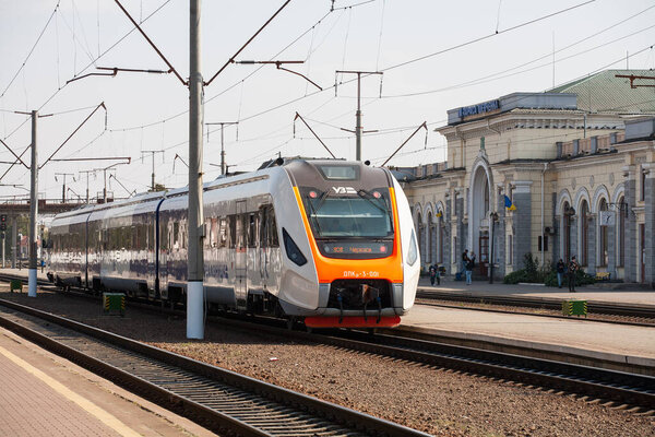 Смила, Украина - 27 сентября 2020 года: Пассажирский дизельный многоагрегат ДПКр-3 предназначен для перевозки пассажиров по железнодорожной сети шириной 1520 мм со скоростью до 140 км / ч. 