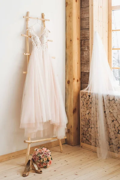 Detailní Foto Krásné Svatební Šaty Květinami Boty Místnosti Světlo Nevěsta — Stock fotografie