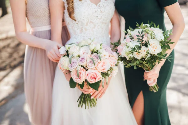 Nahaufnahme Foto Der Schönen Braut Kleid Mit Brautstrauß Der Nähe — Stockfoto