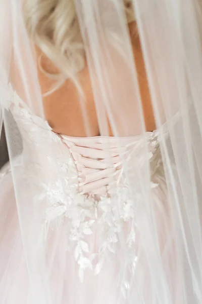 Zadní Pohled Foto Mladá Krásná Nevěsta Bílých Svatebních Šatech — Stock fotografie