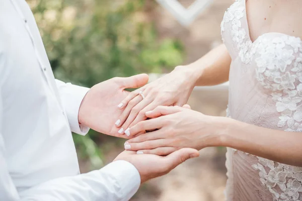 Düğün günü yakın çekim fotoğraf genç çift Holding eller 