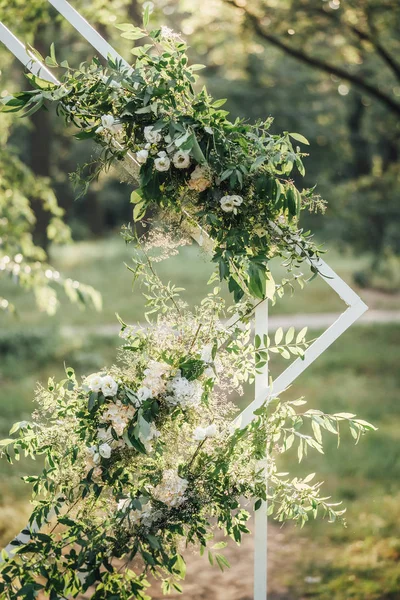 屋外の花を持つ美しい結婚式の装飾のクローズ アップ写真 — ストック写真