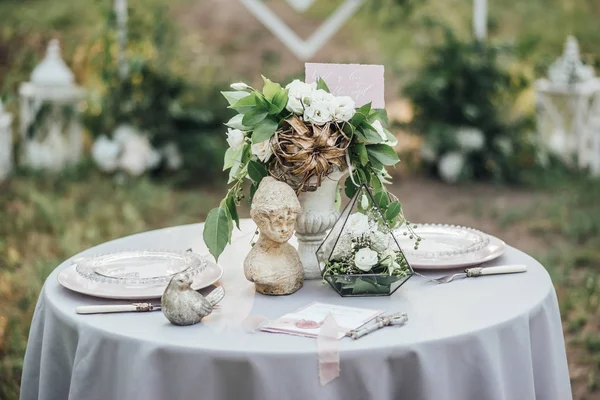 Foto Primer Plano Hermoso Conjunto Mesa Con Flores Para Decoración —  Fotos de Stock