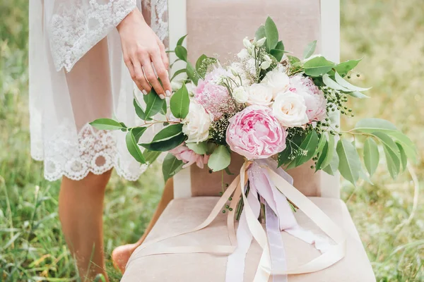 Szép Virágok Esküvői Dekoráció Kültéri Szék Közeli Fotó — Stock Fotó