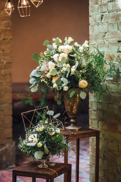 Foto Flores Bonitas Para Decoração Casamento Mesa Madeira — Fotografia de Stock