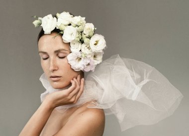 Poz eustoma çiçekli muhteşem çilli genç kadın portresi