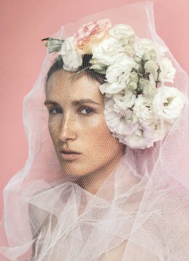 Poz eustoma çiçekli muhteşem çilli genç kadın portresi