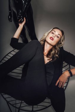 Moda fotoğrafçılığı. Güzel beyaz kadın ve manken
