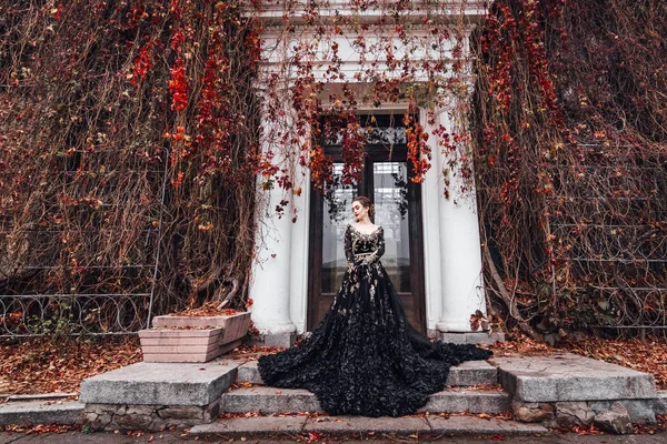 Jovem Atraente Vestido Noite Preto Posando Perto Entrada Antiga Casa — Fotografia de Stock