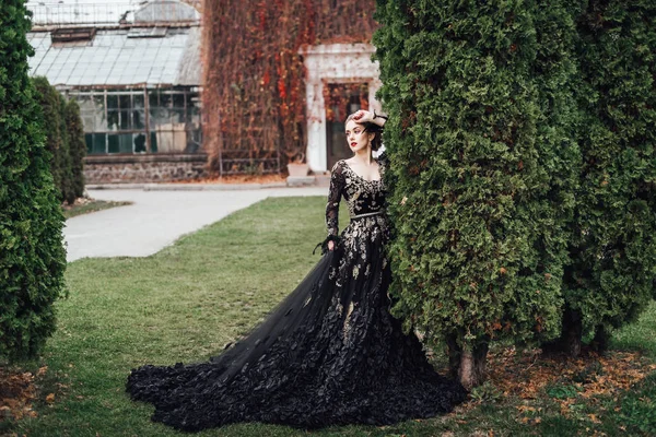 Attraktive Junge Frau Schwarzen Abendkleid Posiert Neben Grünem Baum — Stockfoto