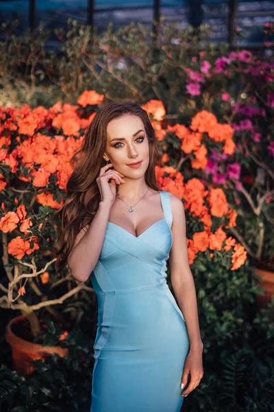 Modelo Jovem Vestido Elegante Posando Orangery Botânico Com Flores Florescentes — Fotografia de Stock