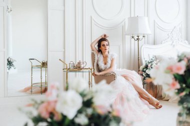 Genç gelin lüks oda güzel elbise şık iç çiçekler ile poz