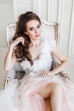 Fantezi elbise şık iç sandalyede poz güzel kadın modeli
