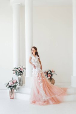 Süslü gelinlik çiçekleri ile şık iç mekanlara poz güzel kadın modeli