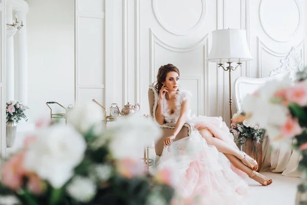 Junge Braut Posiert Luxuszimmer Wunderschönem Kleid Stilvollem Interieur Mit Blumen — Stockfoto