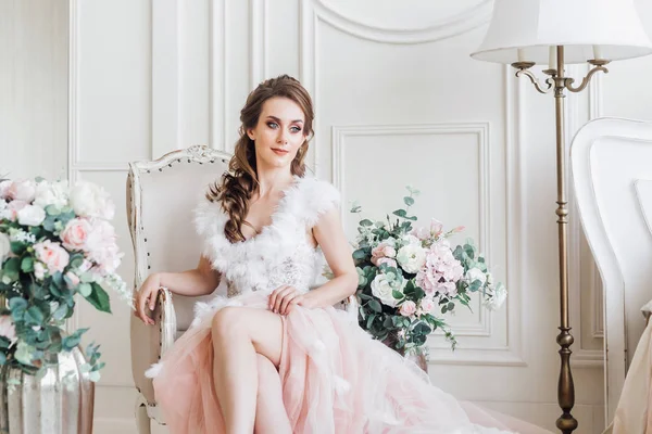 Schöne Frau Hochzeitskleid Sitzt Stuhl Luxus Zimmer Mit Blumen — Stockfoto
