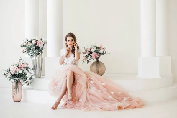 Schöne Weibliche Modell Schickem Hochzeitskleid Posiert Stilvollem Interieur Mit Blumen — Stockfoto