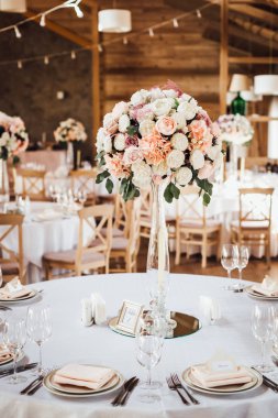 Çiçekler ile dekore edilmiş ve kapalı düğün ziyafet masaları için servis