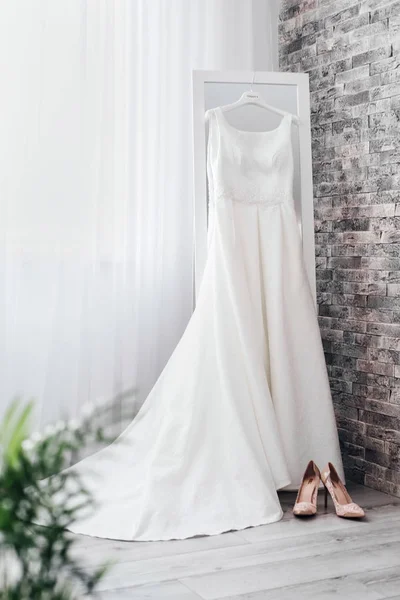 Vestido Noiva Branco Sapatos Elegantes Interior Quarto Moderno — Fotografia de Stock