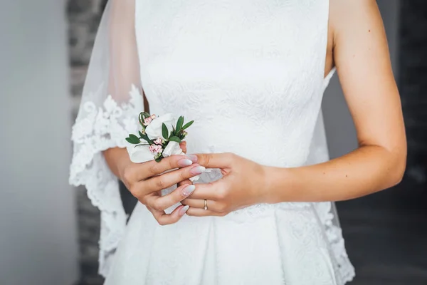 Vista Cortada Noiva Vestido Noiva Segurando Flores Elegantes — Fotografia de Stock
