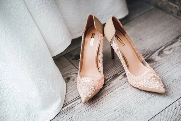 木の床にベージュの結婚式の靴のクローズ アップ — ストック写真