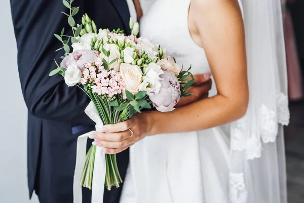 Vista Cortada Noivo Noiva Vestido Noiva Segurando Flores Elegantes — Fotografia de Stock