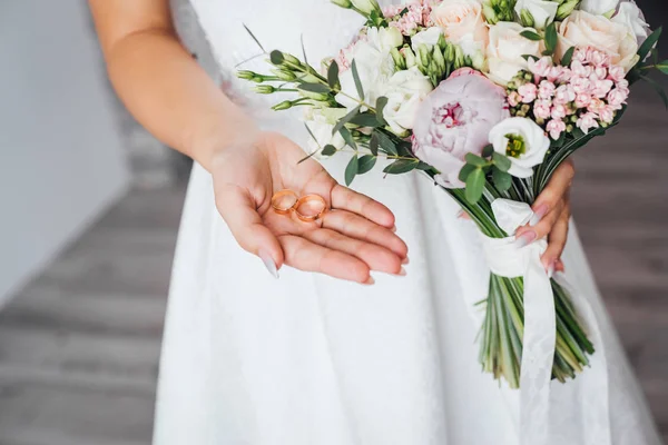 Oříznutý Pohled Nevěsta Bílých Šatech Držící Elegantní Květiny Snubní Prsteny — Stock fotografie