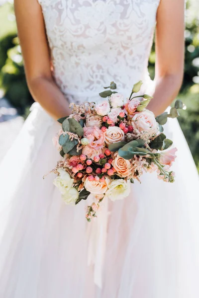 Oříznutý Pohled Nevěsta Svatebních Šatech Držící Elegantní Květiny — Stock fotografie