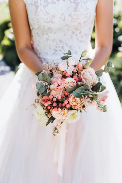 Vista Ritagliata Della Sposa Abito Sposa Con Fiori Eleganti — Foto Stock