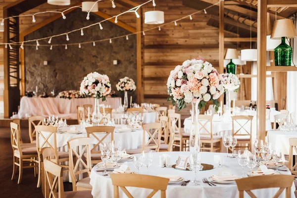 Decorado Com Flores Servido Para Mesas Banquete Casamento Dentro Casa — Fotografia de Stock