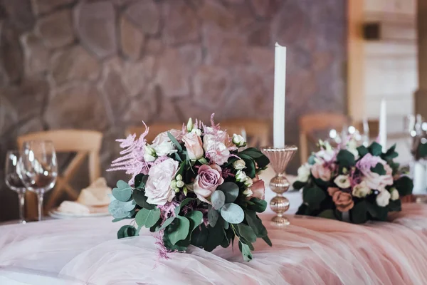 Dekorerad Med Blommor Och Serveras För Bröllopsfest Bord Inomhus — Stockfoto