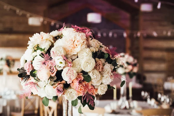 Bloemen Decoratie Bruiloft Banket Binnenshuis — Stockfoto