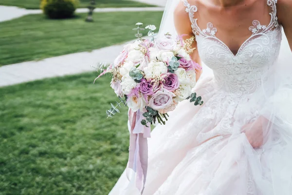 Vista Recortada Novia Vestido Blanco Celebración Ramo Boda — Foto de Stock