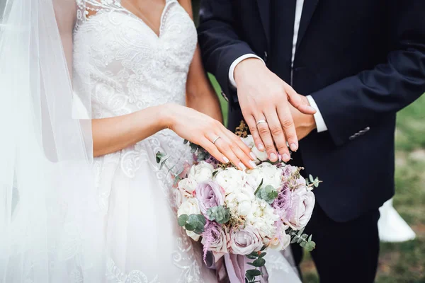 Levágott Kilátás Menyasszony Vőlegény Mutatja Jegygyűrűt Gazdaság Csokor — Stock Fotó