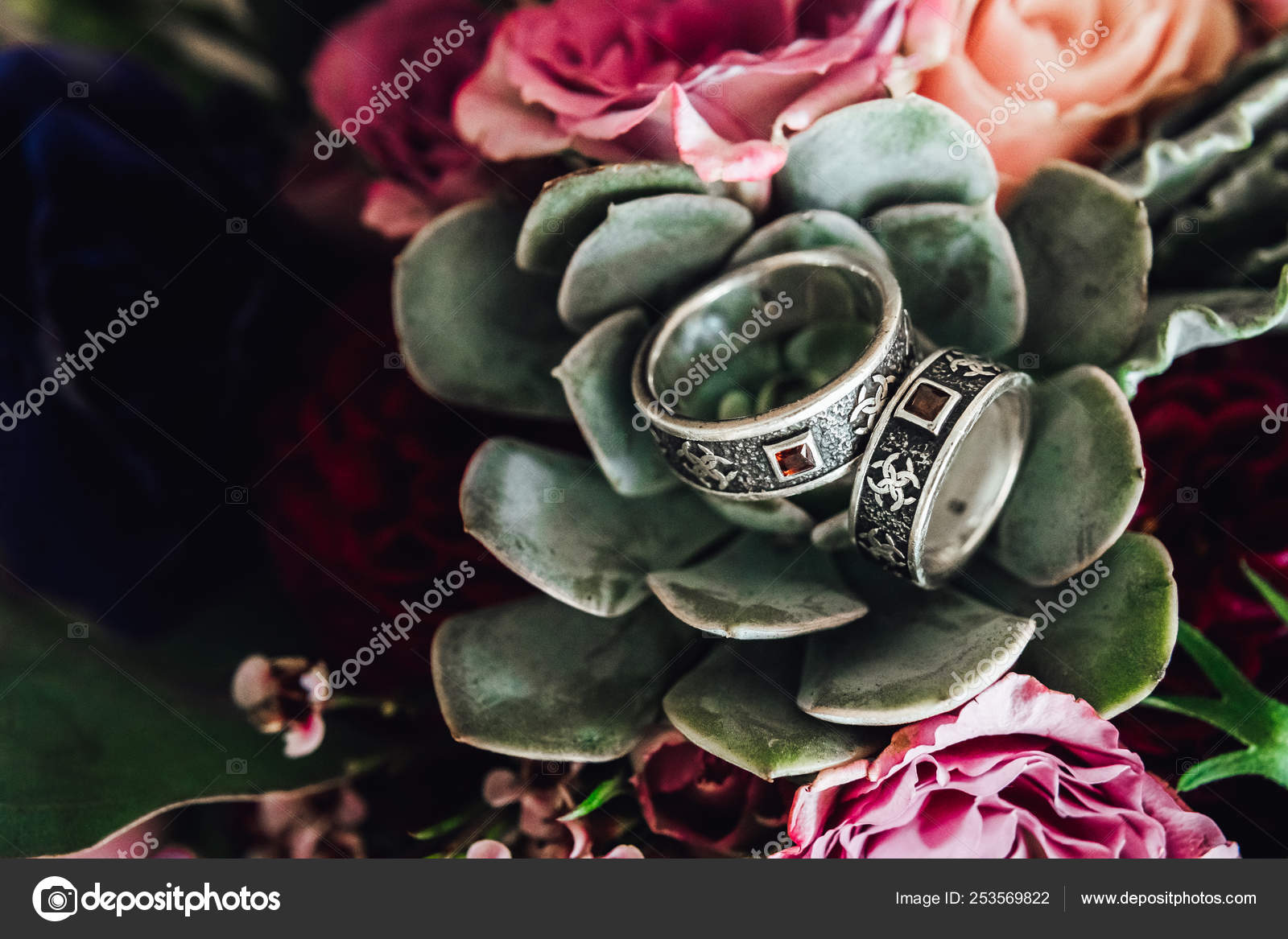 多肉植物やバラの花の花束のビンテージ結婚指輪のクローズ アップ ストック写真 C Kavoonsph1