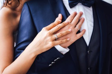 Gelin ve damat nikah yüzükleri elleriyle gösteren Close-Up