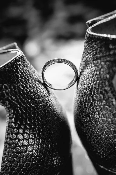 Primer Plano Del Anillo Boda Entre Zapatos Moda — Foto de Stock