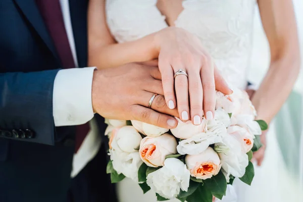 Close Noiva Noivo Demonstrando Mãos Com Anéis Casamento — Fotografia de Stock