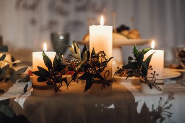 Yakın çekim yanan mumlar ve doğal çiçek dekorasyon Ziyafet masada