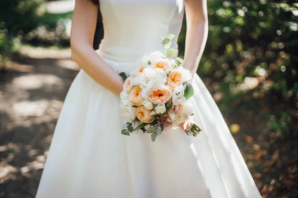 Ausgeschnittene Ansicht Der Braut Weißen Kleid Mit Brautstrauß — Stockfoto