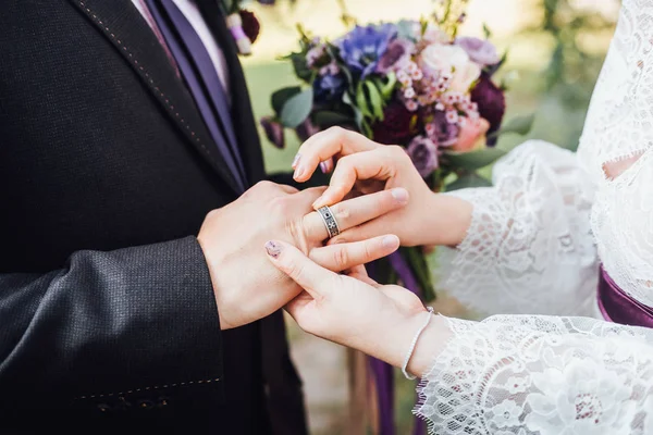 Close Noiva Usando Anel Casamento Mão Noivo — Fotografia de Stock