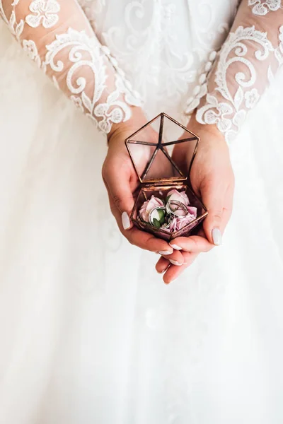 Primer Plano Novia Sosteniendo Las Manos Caja Anillos Boda Vintage — Foto de Stock