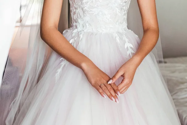 Mittelteil Der Braut Weißen Hochzeitskleid — Stockfoto