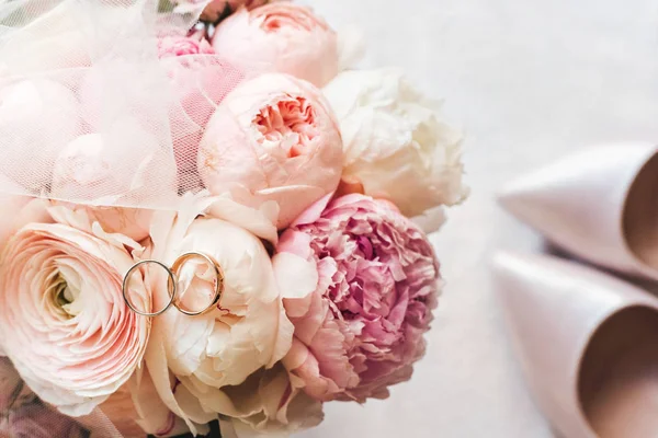Close Wedding Rings Pastel Colors Wedding Bouquet — Stock Photo, Image