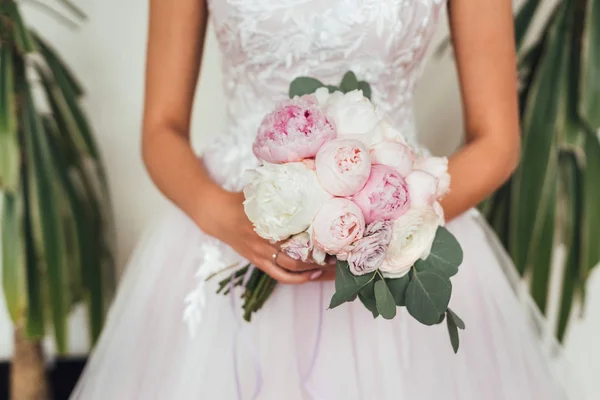優しいブーケを保持しているウェディング ドレスの花嫁の中央部 — ストック写真