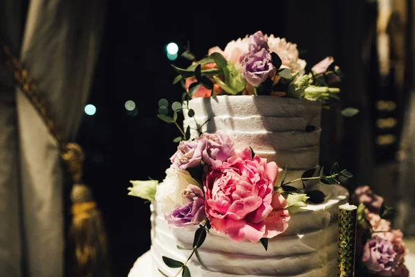 Primer Plano Decorado Con Flores Hermoso Pastel Boda — Foto de Stock