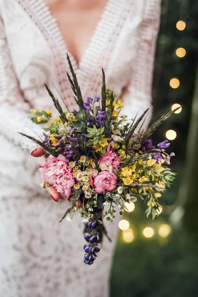 Sezione Centrale Della Sposa Che Tiene Bouquet Sposa Delicato — Foto Stock